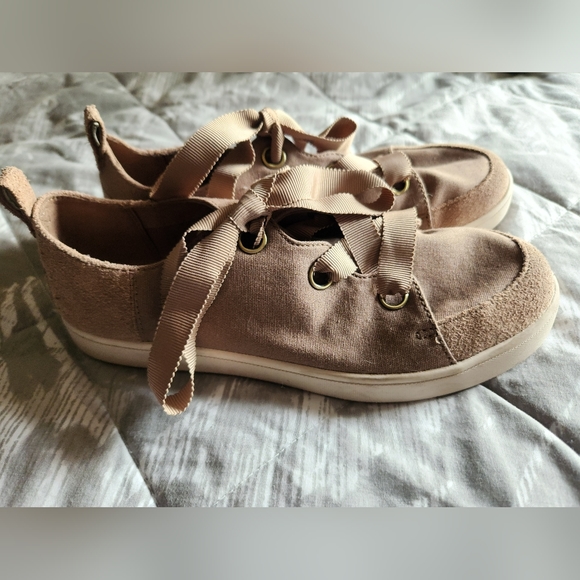 Koolaburra by Ugg girl's sneakers size 4 - Picture 2 of 6